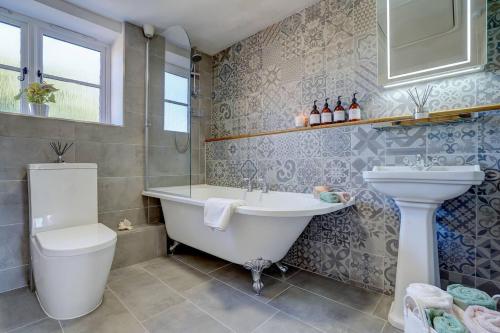 Vannas istaba, 1 Bed Cottage Sleeps 2 with Hot Tub & Pets Welcome in Greitmasinghema