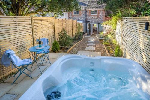 Karstais baseins, 1 Bed Cottage Sleeps 2 with Hot Tub & Pets Welcome in Greitmasinghema
