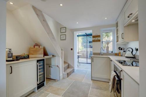 virtuve, 1 Bed Cottage Sleeps 2 with Hot Tub & Pets Welcome in Greitmasinghema