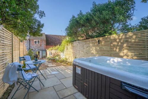 Karstais baseins, 1 Bed Cottage Sleeps 2 with Hot Tub & Pets Welcome in Greitmasinghema