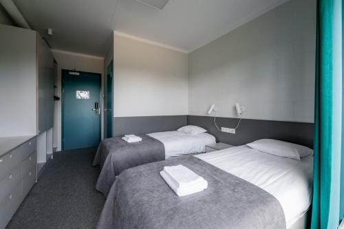 2 twin beds