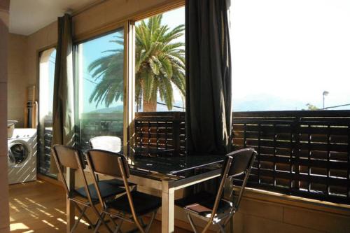 CALVI, appartement pour 4 personnes situe a 150m de la plage, belle vue mer