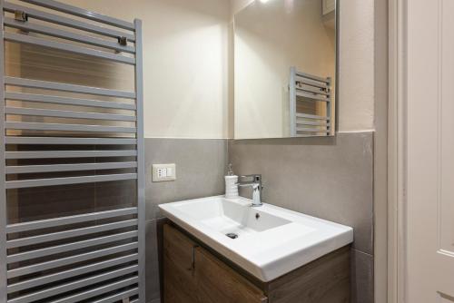 One-Bedroom Apartment image 6
