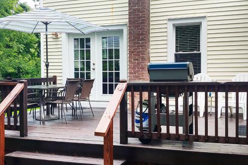 Warrensburg Home about 6 Mi to Lake George! in วอร์เรนส์เบิร์ก (นิวยอร์ก)