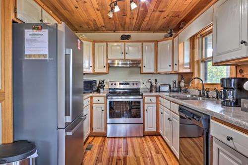 Smokies View Wears Valley Retreat with Hot Tub! in Sevierville, USA