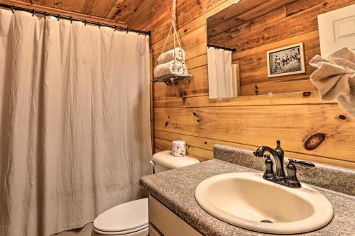 Smokies View Wears Valley Retreat with Hot Tub! in Sevierville, USA