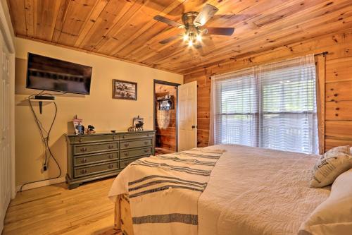 Smokies View Wears Valley Retreat with Hot Tub! in Sevierville, USA