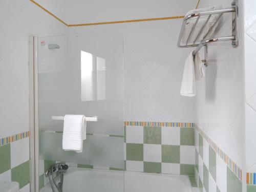 Double or Twin Room image 9