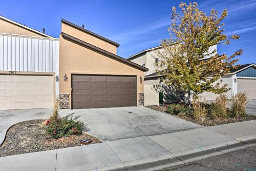 Sleek and Modern Townhome about 11 Mi to Dtwn Boise