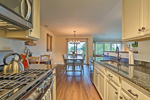Vernon Condo with Deck, Near Appalachian Trail! in Vernon Township, USA