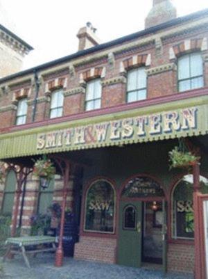 Smith And Western - 출입구