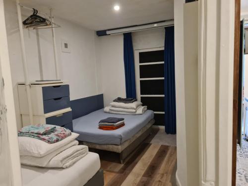 1 bedroom 15 min by tram to Amsterdam centre! - image 7