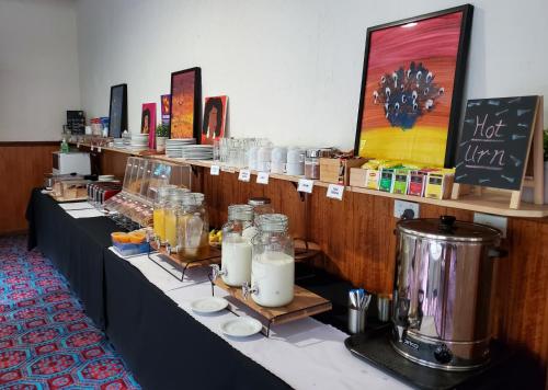 อาหารและเครื่องดื่ม, แซนเดอร์ส มอเตอร์ อินน์ (Sandors Motor Inn) in มิลดูร่า