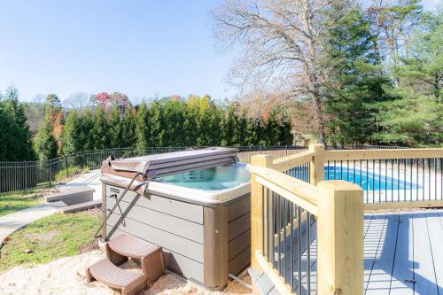 Karšto vandens vonia, Luxurious House with Pool Near Asheville by Mighty Tree Properties in Marionas (NC)