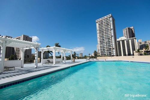 Waikiki beach modern studio No resort fee Best location thumb 4