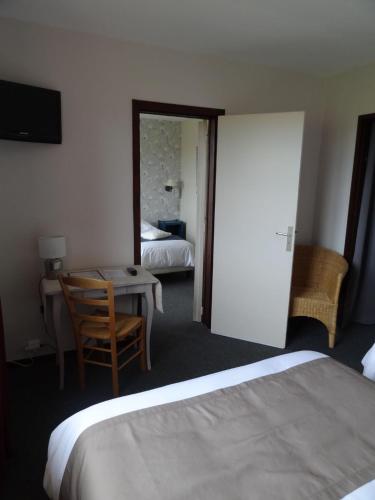 Hôtel des Vignes - Juliénas Room Type - Family Room (2 Adults with 2 Children under 12 years olds)