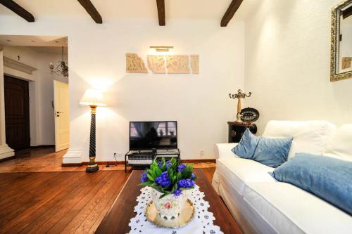 Castle Square Apartment - image 7