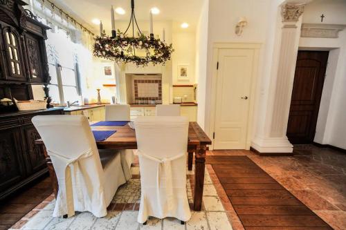 Castle Square Apartment - image 6