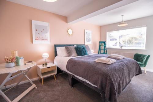 Saltbox Properties- LARGE!! 3 bed, 3 bath house, parking, fast wifi, town centre location! sleeps 6 in 阿什比德拉祖什