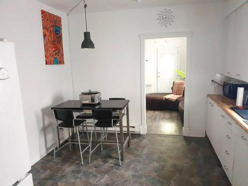 Monthly Stay Montreal Queen and double bed Fast WIFI Parking Airport Park Baby Friendly