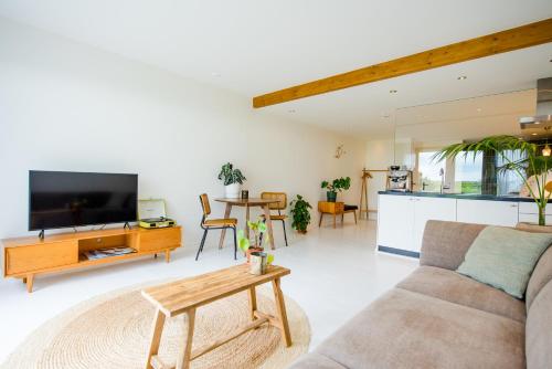 The Sunset Apartments, Hollum