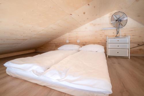 2 bedrooms, 3 beds