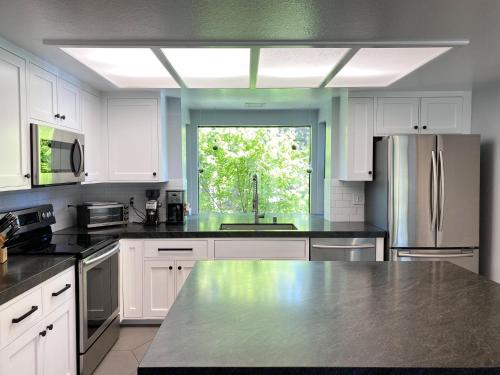 Luxury Remodeled, Mid-Town Condo - #521