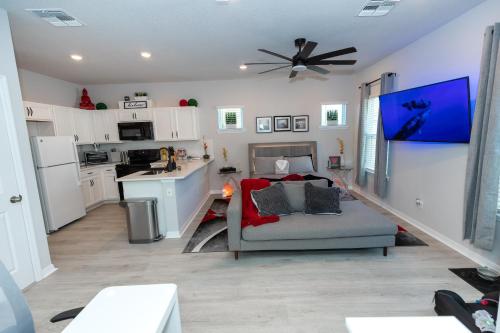 Pet Friendly Modern Zen Studio Retreat with Hot Tub! home near Royal Thai