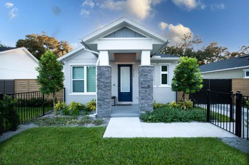 B&B Orlando - Brand New Modern Pet Friendly Zen Home with Private Home Theater & Hot Tub! home - Bed and Breakfast Orlando