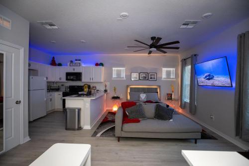 Pet Friendly Modern Zen Studio Retreat with Hot Tub! home near Royal Thai