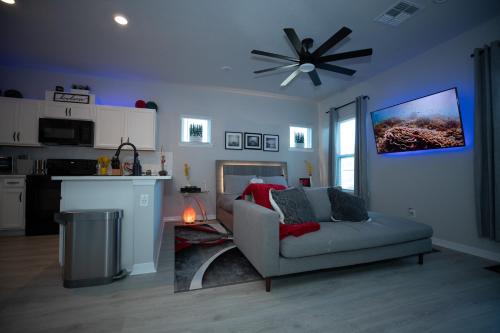 Pet Friendly Modern Zen Studio Retreat with Hot Tub - image 2
