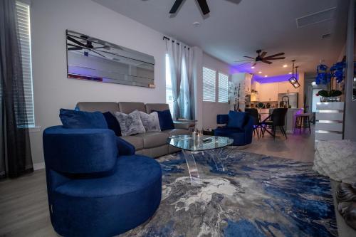 Brand New Modern Pet Friendly Zen Home with Private Home Theater & Hot Tub! home near Harry P. Leu Botanikus Kert