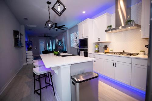 Brand New Modern Pet Friendly Zen Home with Private Home Theater & Hot Tub! home near Harry P. Leu Botanikus Kert