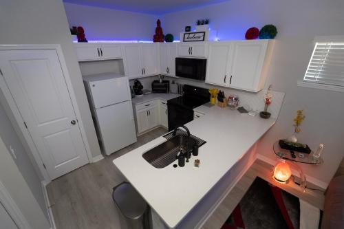 Pet Friendly Modern Zen Studio Retreat with Hot Tub! home near Royal Thai