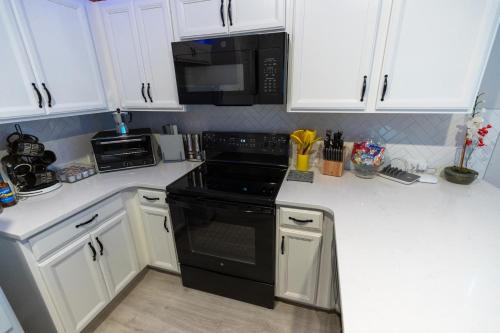 Pet Friendly Modern Zen Studio Retreat with Hot Tub! home near Royal Thai