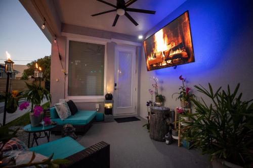 Brand New Modern Pet Friendly Zen Home with Private Home Theater & Hot Tub! home near Harry P. Leu Botanikus Kert