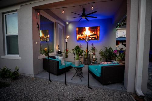 Brand New Modern Pet Friendly Zen Home with Private Home Theater & Hot Tub! home near Harry P. Leu Botanikus Kert