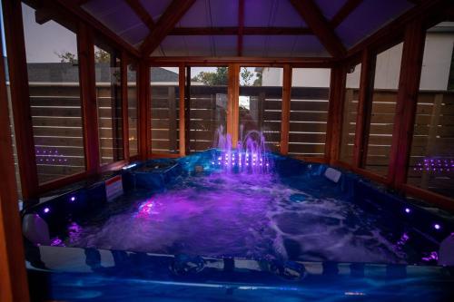 Brand New Modern Pet Friendly Zen Home with Private Home Theater & Hot Tub! home near Harry P. Leu Botanikus Kert