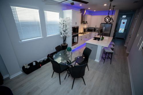 Newly Constructed Modern Pet Friendly Zen Home with Private Home Theater & Hot Tub! home - image 8