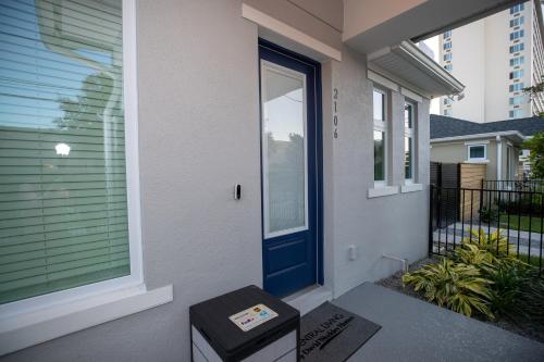 Newly Constructed Modern Pet Friendly Zen Home with Private Home Theater & Hot Tub! home - image 8