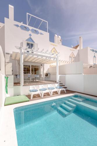 SeaScape Villa Private Pool & Rooftop Jacuzzi with sea view near Manta Rota Beach