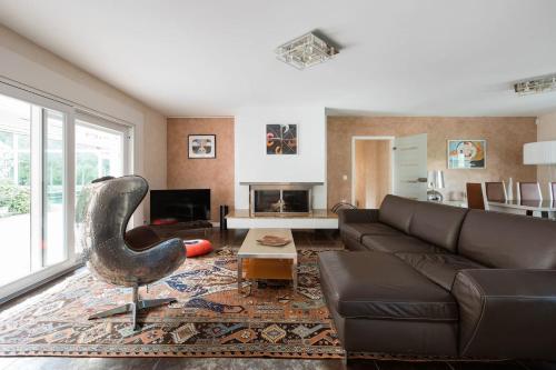 Lavish Lakeshore 6-Bed Villa with Premium Services gîte à louer Villard-sur-Boëge
