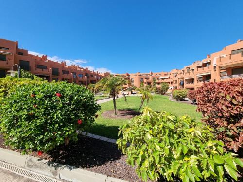  Casa Soleada close to the sea + beach, Wifi, 2 pools, terrace, sea view, SAT-TV in Granadilla de Abona