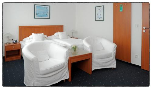 Double Room image 7