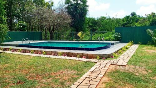 مسبح, Hotel Tree Garden Wilpaththu Nochchiyagma Anuradhapura in متنزه ويلباتو الوطني