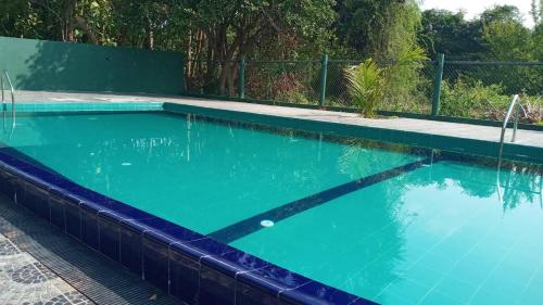 مسبح, Hotel Tree Garden Wilpaththu Nochchiyagma Anuradhapura in متنزه ويلباتو الوطني