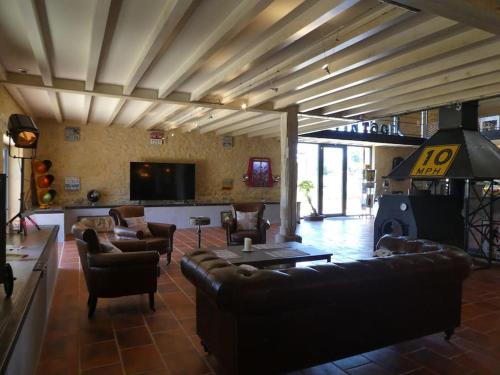 exceptionnel loft style industriel tout equipe 15 personnes avec piscine et jacuzzi in Lavergne