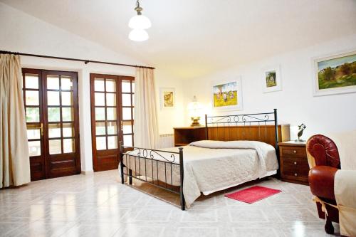 5 bedrooms, 6 beds