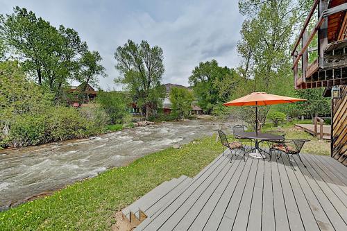 Swinging Bridge House in Basalt, USA