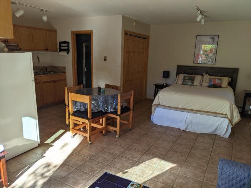 Studio apartment 15 minute walk to plaza in Santa Fe, USA